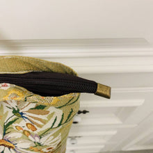 Load image into Gallery viewer, Floral Large Capacity Tote Bag with Zipper Closure
