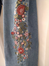 Load image into Gallery viewer, Croft &amp; Barrow embroidered  denim capri
