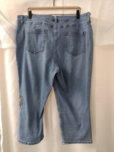 Load image into Gallery viewer, Croft &amp; Barrow embroidered  denim capri
