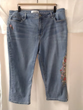 Load image into Gallery viewer, Croft &amp; Barrow embroidered  denim capri
